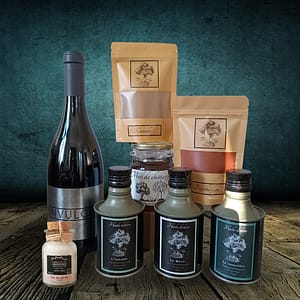 coffret prestige : nos 3 huiles d'olive en 250 mL, vin rouge INVULGAR, miel de chataignier, paprika fumé, cannelle et fleur de sel